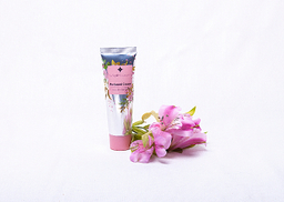کرم خوشبو کننده میکاوین مدل Rose Land حجم 50 میلی لیتر