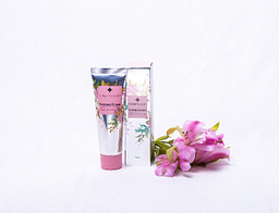 کرم خوشبو کننده میکاوین مدل Rose Land حجم 50 میلی لیتر