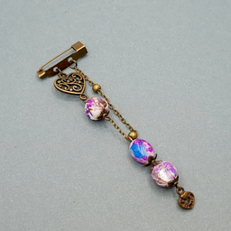 سنجاق سینه پیکسلی مدل قلب و زنجیر