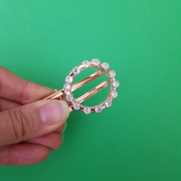 گیره دخترانه مدل دایره نگین دار رنگ طلایی