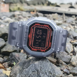 ساعت مچی دیجیتال مردانه کاسیو (Casio) مدل DW-B5600G-1DR