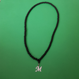 گردنبند طرح حرف M رنگ مشکی