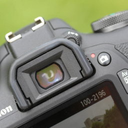 دوربین دیجیتال کانن (Canon) مدل EOS 2000D به همراه لنز 18-55 میلی متر IS II