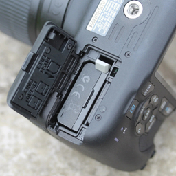 دوربین دیجیتال کانن (Canon) مدل EOS 2000D به همراه لنز 18-55 میلی متر IS II