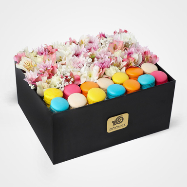 باکس گل طبیعی گل بازار (Gol Bazar) مدل گل بانو به همراه ماکارون