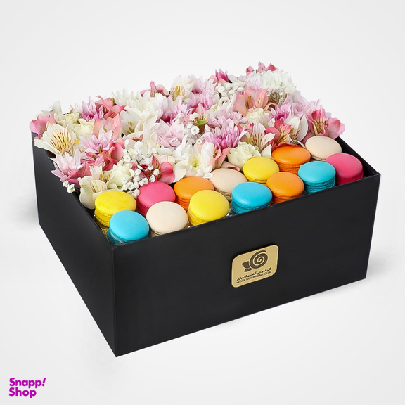 باکس گل طبیعی گل بازار (Gol Bazar) مدل گل بانو به همراه ماکارون