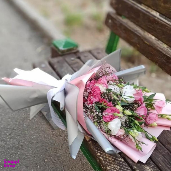 دسته گل طبیعی لیسنتوس و ژیبسوفیلا مدل مهدیس