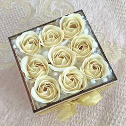 باکس گل مصنوعی رز طرح روزنامه خارجی رنگ کرم