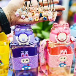 قمقمه مدل لبوبو عروسکی حجم 0.65 میلی لیتر به همراه آویز شب تاب