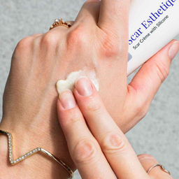 کرم ترمیم‌ کننده اسکار رژواسکین مدل Scar Esthetique حجم 60 میلی لیتر