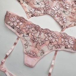 لباس خواب زنانه برتا مدل توری فنردار کد 2600EMP رنگ صورتی چرک