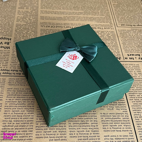 جعبه هدیه کد 987 سایز 14×14 سانتی متر به همراه پوشال
