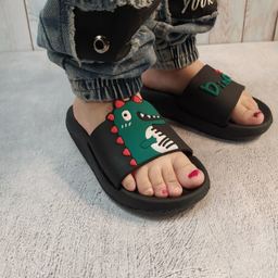 دمپایی بچگانه زیتون مدل داینو تا به تا کد 131410 رنگ مشکی