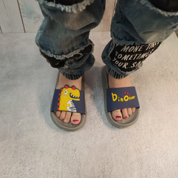 دمپایی بچگانه زیتون مدل داینو تا به تا کد 131414 رنگ طوسی