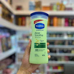 لوسیون بدن کرمی مرطوب کننده و آبرسان و نرم کننده وازلین مدل Intensive Care Aloe Soothe حجم 400 میلی لیتر