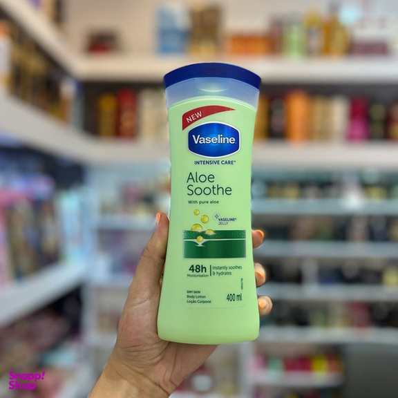 لوسیون بدن کرمی مرطوب کننده و آبرسان و نرم کننده وازلین مدل Intensive Care Aloe Soothe حجم 400 میلی لیتر