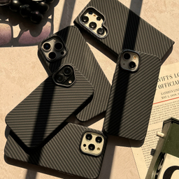 قاب گوشی موبایل کیو سریز کربن مات مناسب برای اپل iPhone 16 Pro