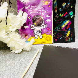 دفتر نقاشی 12 برگ مدل اسکراچ طرح فضانورد کد 01 به همراه قلم