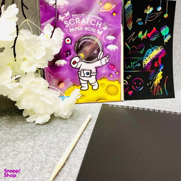 دفتر نقاشی 12 برگ مدل اسکراچ طرح فضانورد کد 01 به همراه قلم