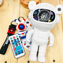 چراغ خواب مدل فضانورد کهکشانی اسپیکر دار کد 03 به همراه جاکلیدی مجموعه 2 عددی