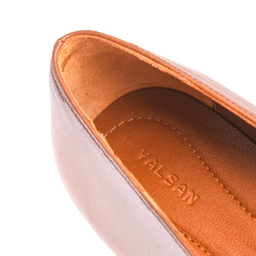 کفش پاشنه دار زنانه چرم یلسان مدل سرنا کد 621-GAN رنگ عسلی