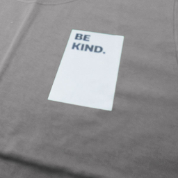 تیشرت زنانه طرح Be Kind مدل TBETS رنگ طوسی