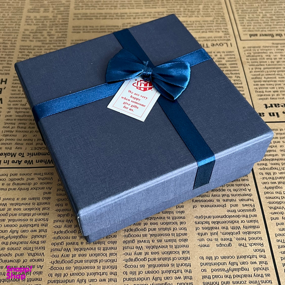 جعبه هدیه کد 987 سایز 14×14 سانتی متر به همراه پوشال