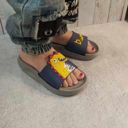 دمپایی بچگانه زیتون مدل داینو تا به تا کد 131414 رنگ طوسی