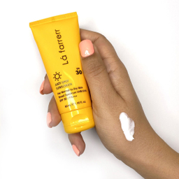 کرم ضدآفتاب و ضد لک بی رنگ لافارر مدل SPF 50 مناسب پوست های چرب و مستعد آکنه حجم 40 میلی لیتر