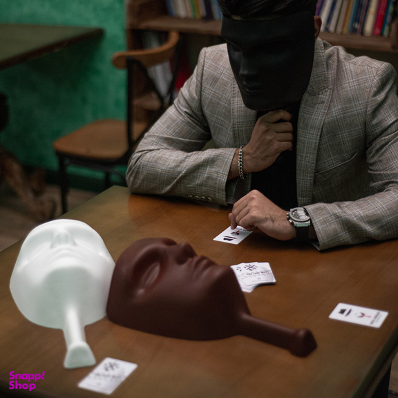 ماسک ایفای نقش مدل مافیا به همراه نشان تایید و عدم تایید