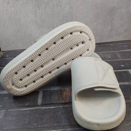 دمپایی مردانه زیتون مدل ماتریکس چسبی رنگ طوسی روشن