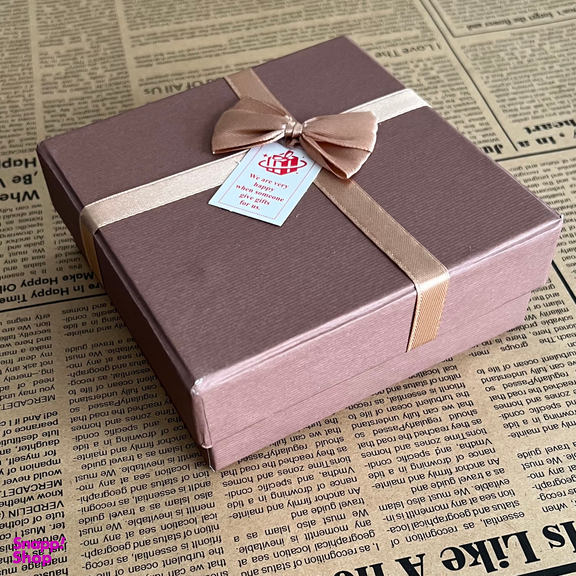 جعبه هدیه کد 987 سایز 14×14 سانتی متر به همراه پوشال