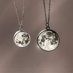 گردنبند زنانه مدل ماه شب تاب رزینی