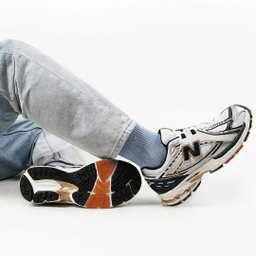 کفش کتانی 1906 R مدل 2042 رنگ سفید سرمه ای طلایی