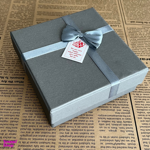 جعبه هدیه کد 987 سایز 14×14 سانتی متر به همراه پوشال