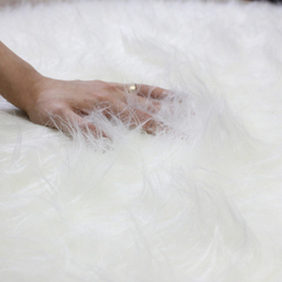 فرش ماشینی شاران هوم طرح خز پرز بلند مدل اسفنج دار زمینه سفید