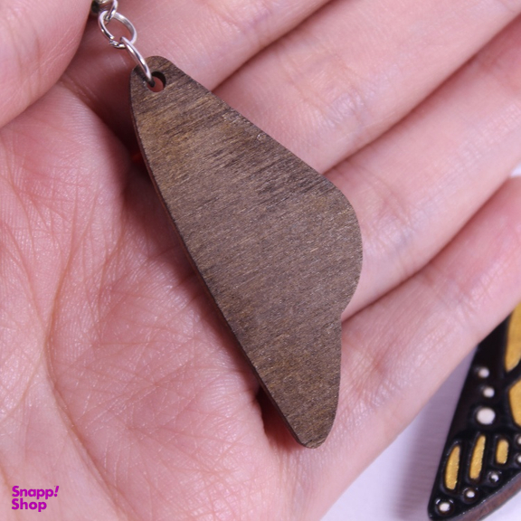 گوشواره دخترانه چوبی سرهه مدل آویزی طرح بال پروانه