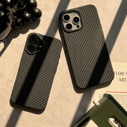 قاب گوشی موبایل کیو سریز کربن مات مناسب برای اپل iPhone 16 Pro