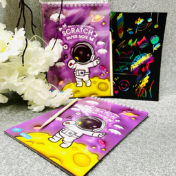 دفتر نقاشی 12 برگ مدل اسکراچ طرح فضانورد کد 01 به همراه قلم