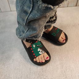 دمپایی بچگانه زیتون مدل داینو تا به تا کد 131410 رنگ مشکی