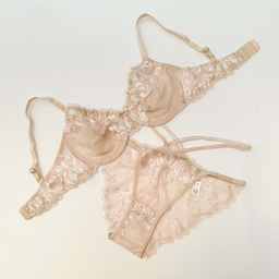 ست شورت و سوتین توری نوشه پوش کد 99902