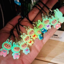 قمقمه مدل لبوبو حجم 650 میلی لیتر به همراه آویز شب تاب مجموعه 2 عددی