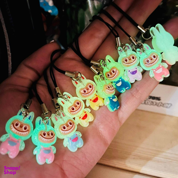 قمقمه مدل لبوبو حجم 650 میلی لیتر به همراه آویز شب تاب مجموعه 2 عددی