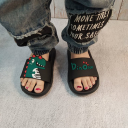 دمپایی بچگانه زیتون مدل داینو تا به تا کد 131410 رنگ مشکی