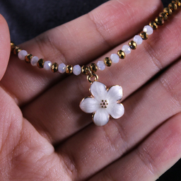 گردنبند زنانه طرح گل مدل دست ساز منجوقی کد 03