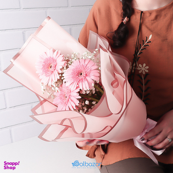 دسته گل طبیعی ژربرا و عروس مدل نیاز
