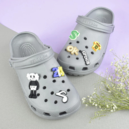 صندل مردانه زیتون مدل کراکس دار رنگ طوسی