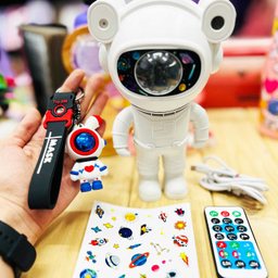 چراغ خواب مدل فضانورد کهکشانی اسپیکر دار کد 03 به همراه جاکلیدی مجموعه 2 عددی