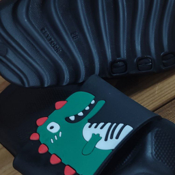 دمپایی بچگانه زیتون مدل داینو تا به تا کد 131410 رنگ مشکی