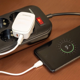 شارژر دیواری 20 وات کینگ استار مدل KW193i PD به همراه کابل لایتنینگ به USB-C